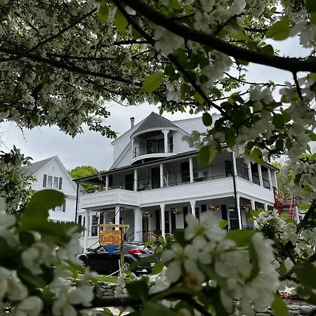Queen-AnneS-Revenge-Bar-Harbor-Exterior