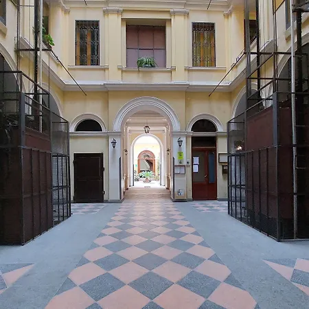 Roman-Holiday-Suites-Exterior