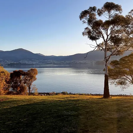 Otago-Cottage-Hobart-Beach
