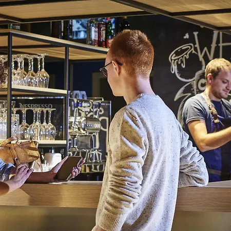 Ibis-Bethune-Centre-Gare-People