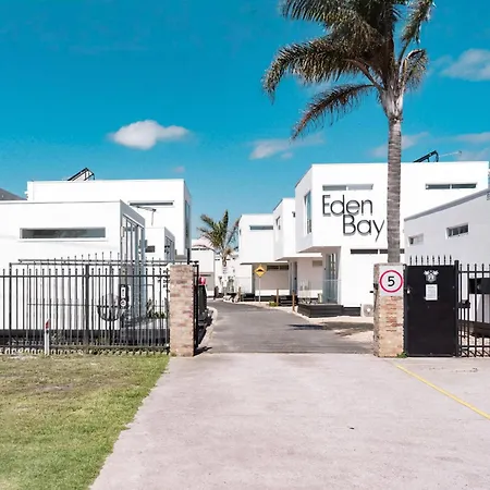 Eden-Bay-Mornington-Hotel-Capel-Sound-Exterior