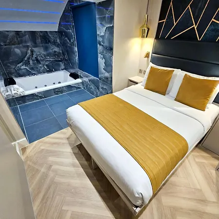 Pretty-Little-Studios-London-Exterior