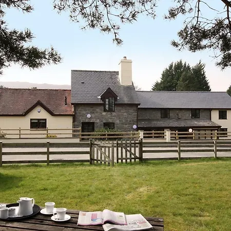 Vulcan-Lodge-Cottages-Rhayader-Exterior