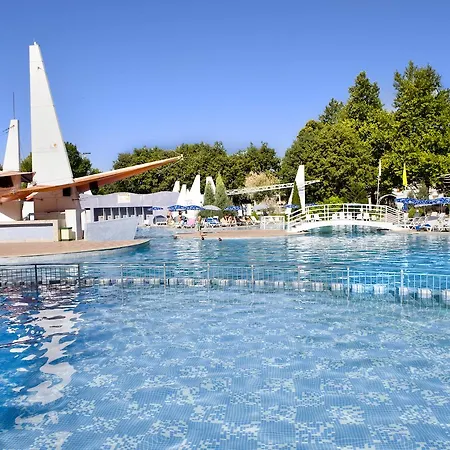 Hotel-Ralitsa-Aquaclub-Albena-Swimming-Pool