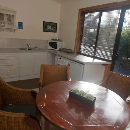 The-Shingles-Riverside-Cottages-New-Norfolk-Interior